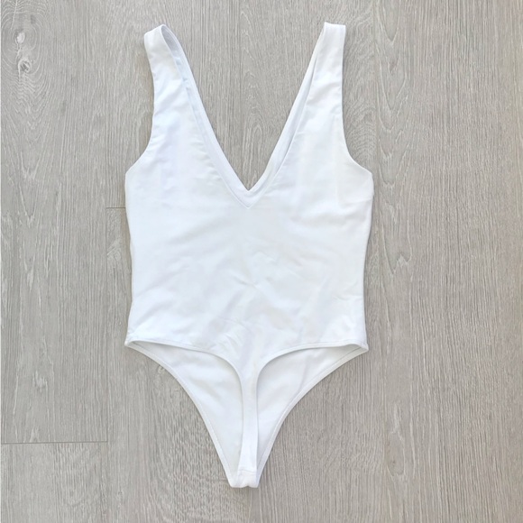 Aritzia Babaton Contour V-Neck Sleeveless Bodysuit - Picture 11 of 13